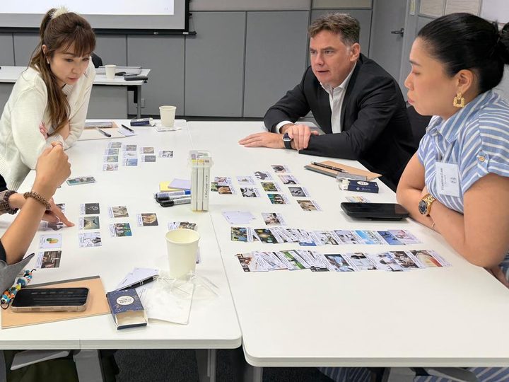 Andy Clark 与学员围桌近距离交流辅导