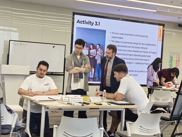 学员在领导力工作坊中分组练习